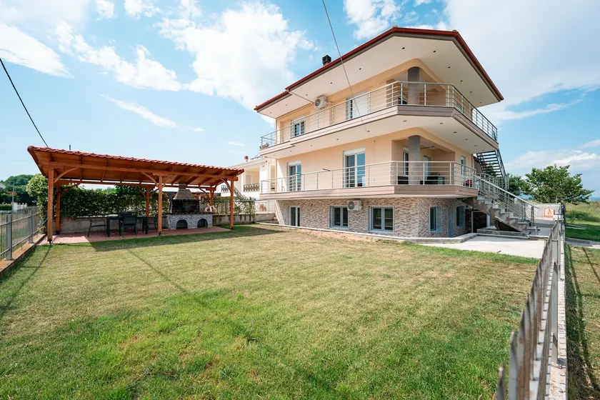 Apartment with 2 bdrms in beachfront location - Image 1