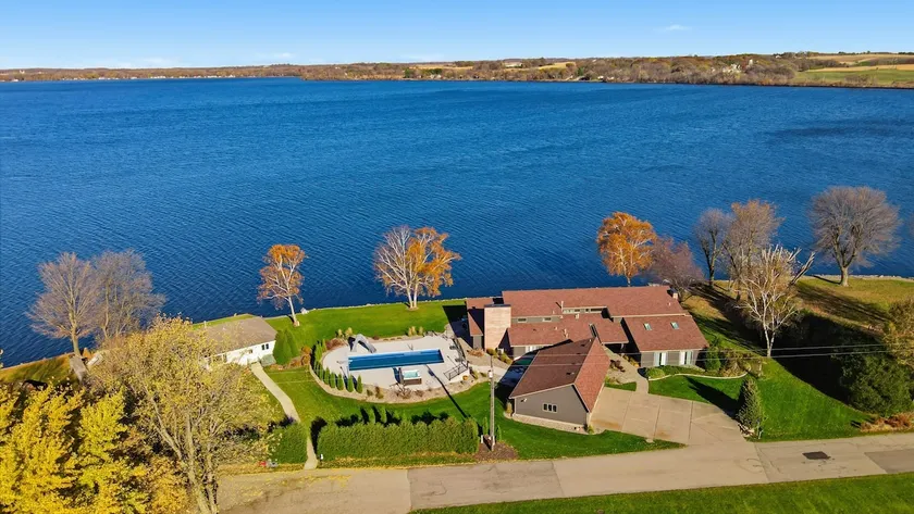 Lakeside Getaway | Games, HotTub & Space to Gather - Image 1