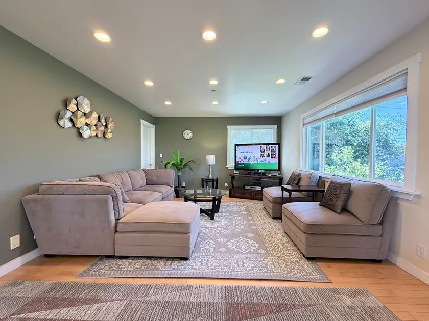 Modern Luxe Residence 3B/2B Corporate Stay - Image 1