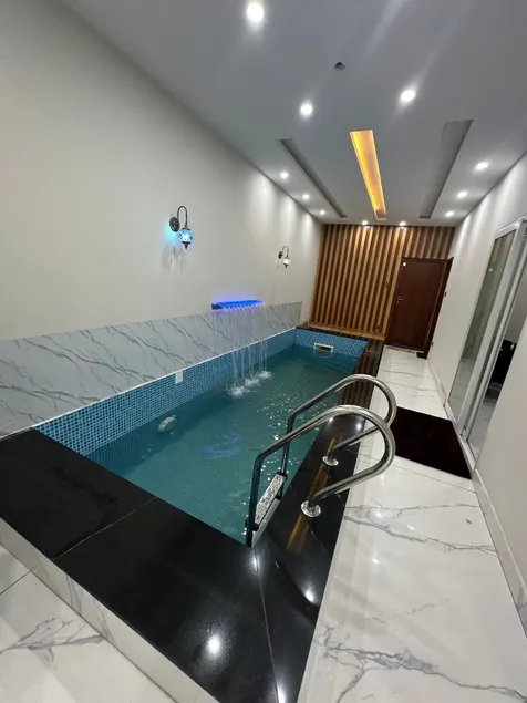 Indoor swimming pool New in Town - Image 1