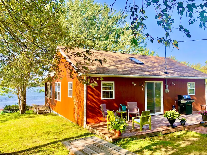 Annie’s Beach House, Beach Front. - Image 1