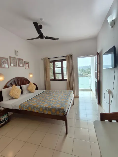 Lake View Peaceful Resort Apartment with Kitchen - Image 1