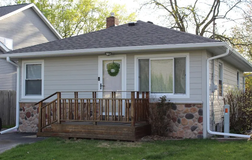 Pewaukee Lake Home steps from water & restaurants! - Image 1