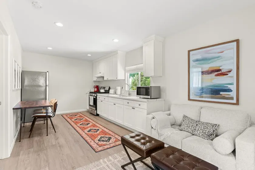 Simi-Valley Apartment by Dream Vacation - Image 1