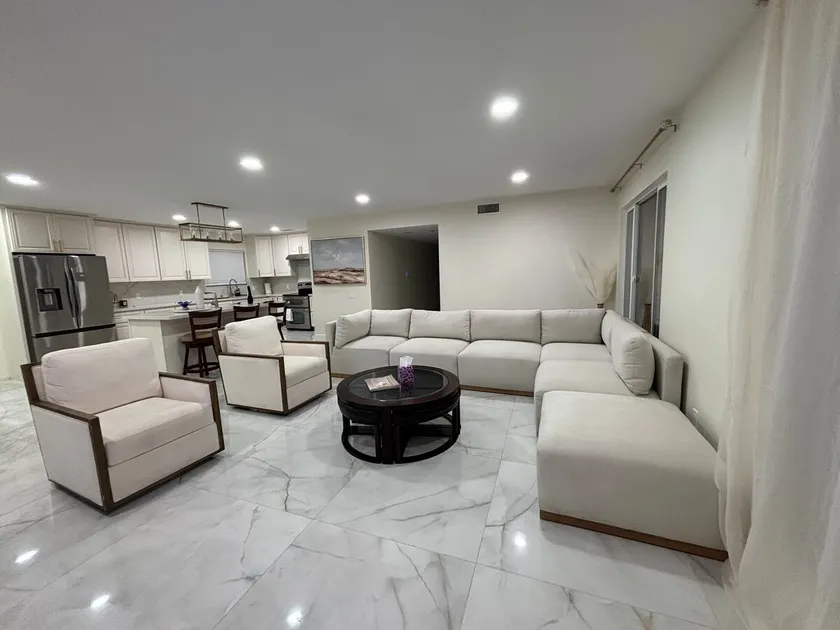 Modern Retreat: Serene Views - Image 1