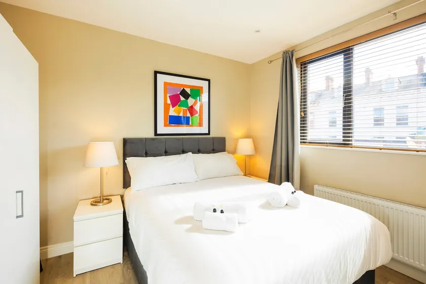 The Klimt- 1Bd Stylish Ap - Gold Short Term Stays - Image 1