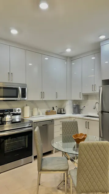 Bright Escape-2 Bdrm Apartment - Image 1