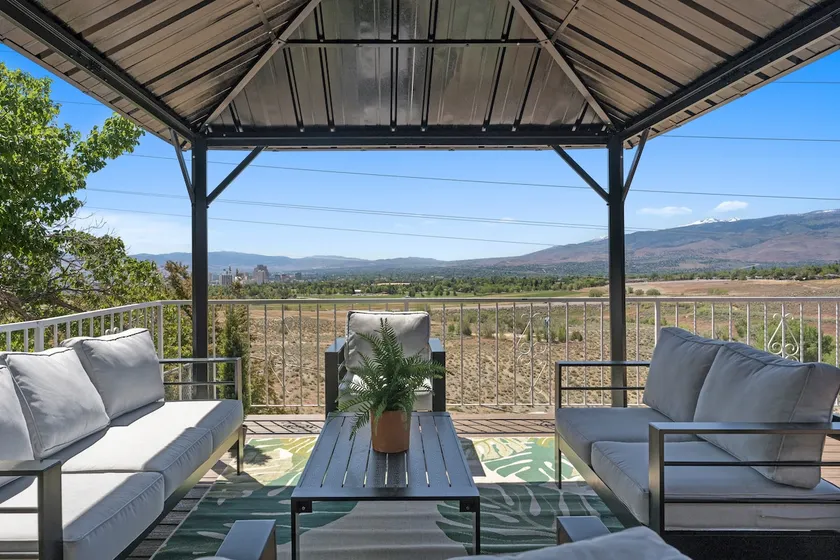 The Hill House Mtn Views Hot Tub Fire Pit & BBQs - Image 1