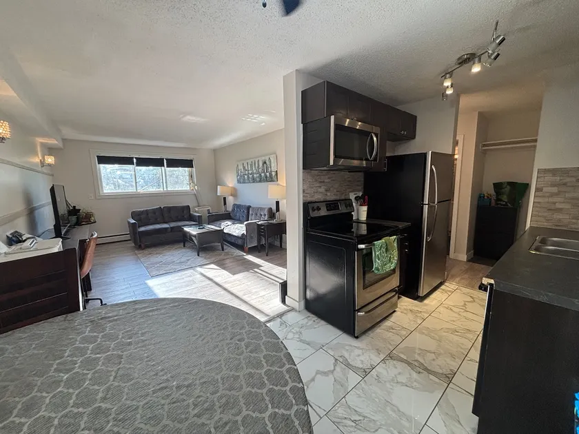 Renovated Quiet West Apartment - Image 1