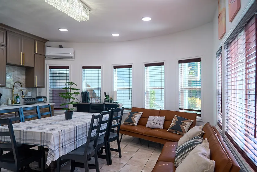 Luxurious by Cruise Line LGB Conv Ctr - Image 1