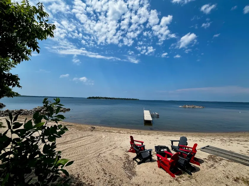 Welcoming Waterfront Cottage - Image 1