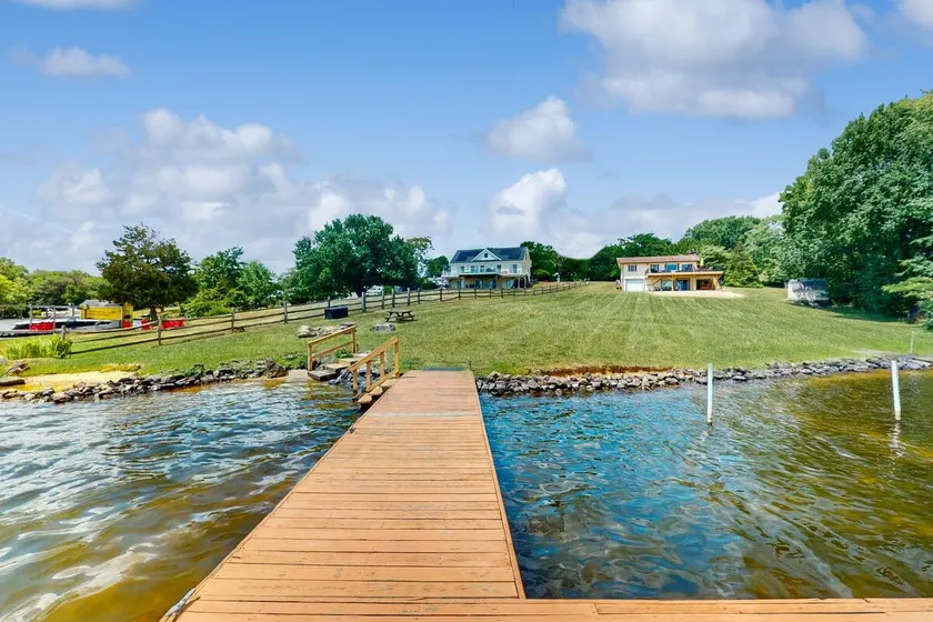 3BR lakefront with kayak, paddle boards & canoe - Image 1