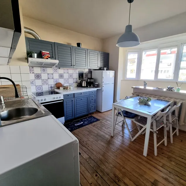 Spacious 3 bdr, close to metro - Image 1