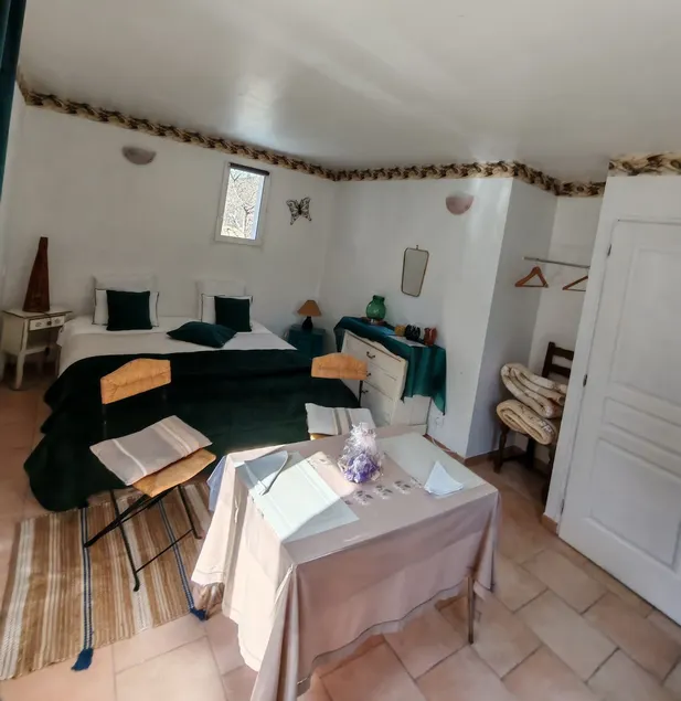 Quiet, private floor – 2 bedrooms & bathroom - Image 1