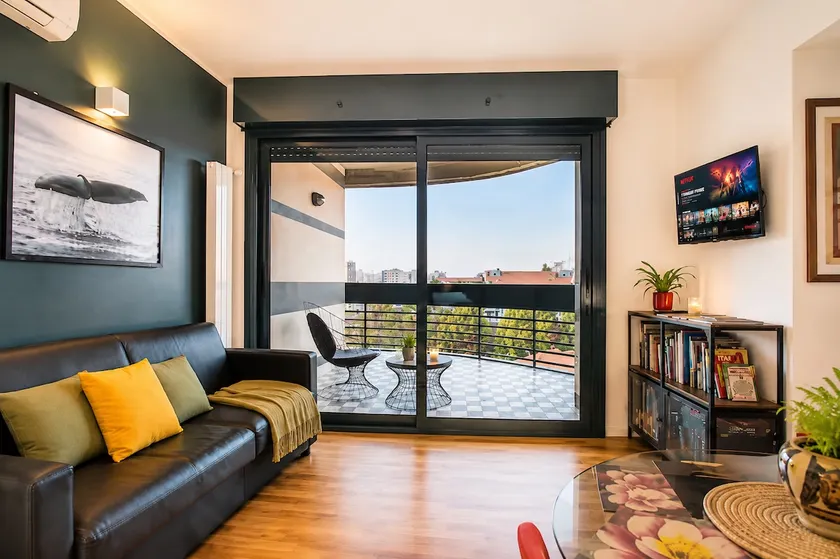 Milan apartment with upstairs terrace - Image 1