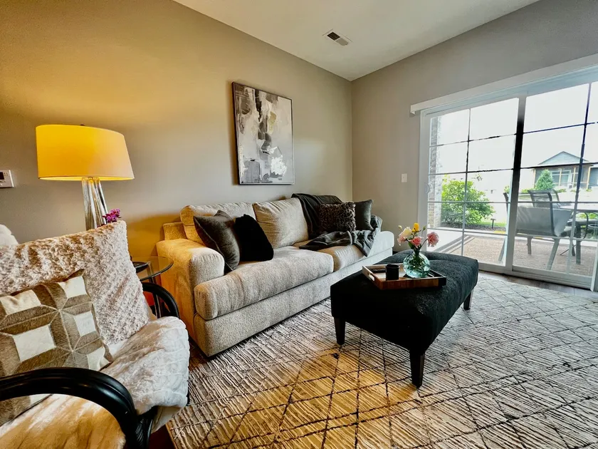Iowa City Area Urban Oasis: Upscale, Clean, Quiet! - Image 1