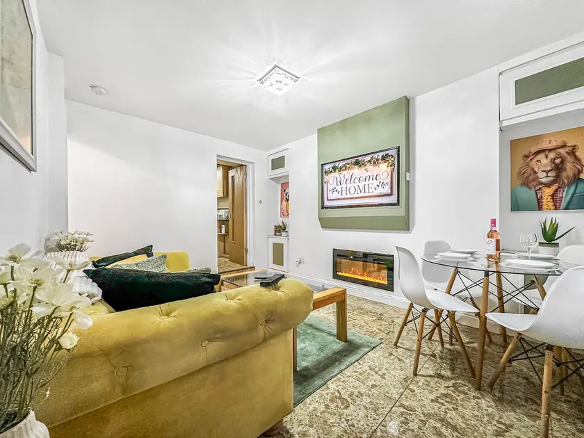 Fabulous Fiery Flat Contractor 2BR w Ensuite - Image 1