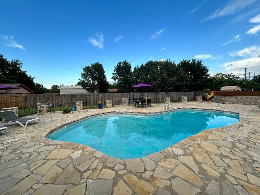 The Texan Pool House - Image 1