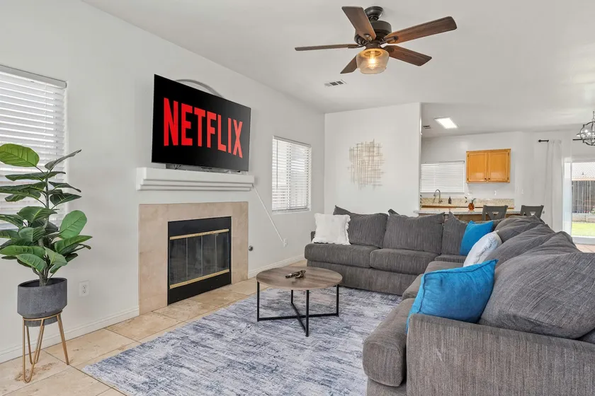 Spacious 4 bd Home In Bakersfield/Comfy Beds - Image 1