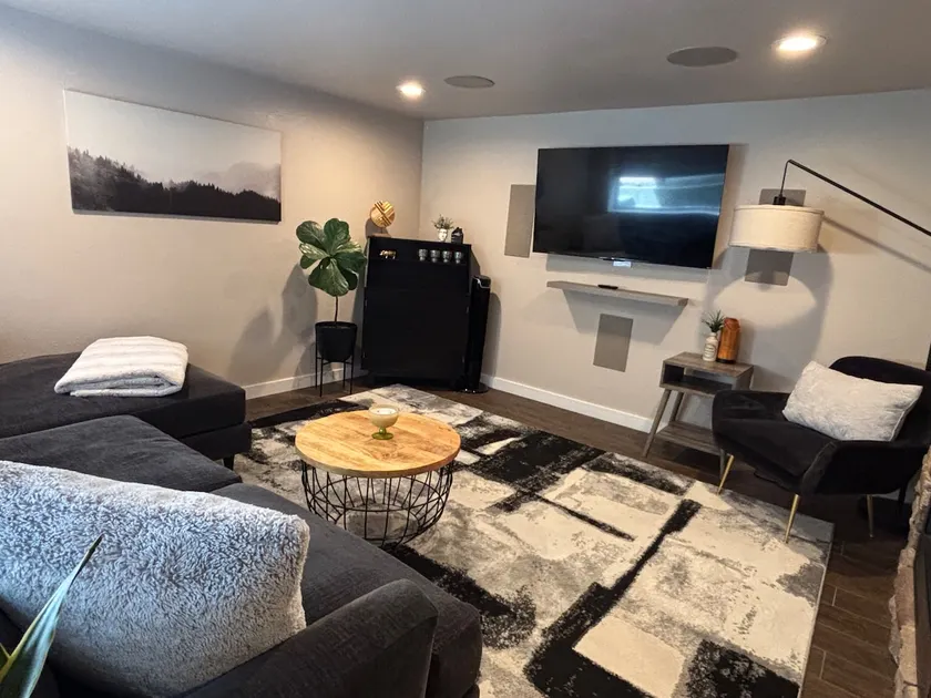 Cozy & Spacious 2 bed/2 bath - Perfect location - Image 1