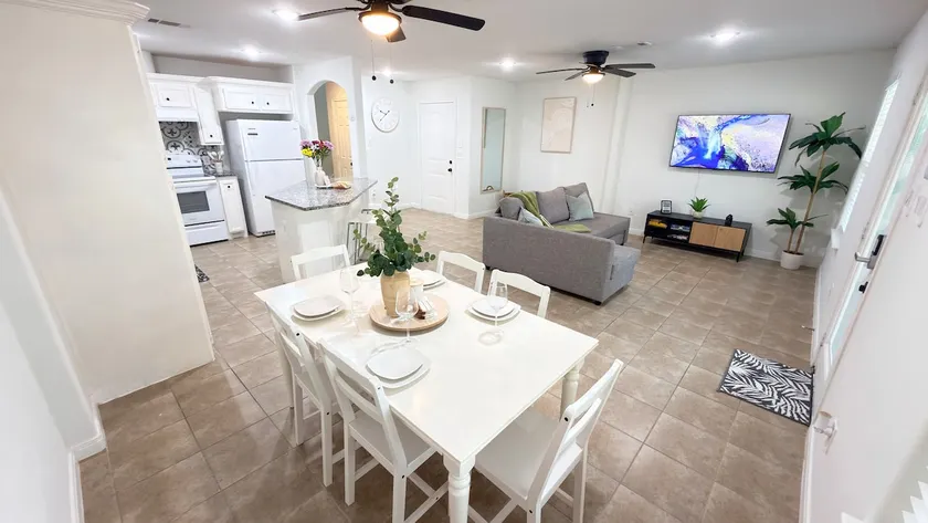 Spotless 2BR Near IAH Free Parking Sleeps 5 - Image 1