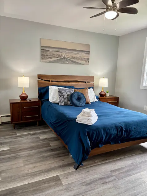 Stylish Hideaway: 1 Bedroom Gem steps to Niagara! - Image 1