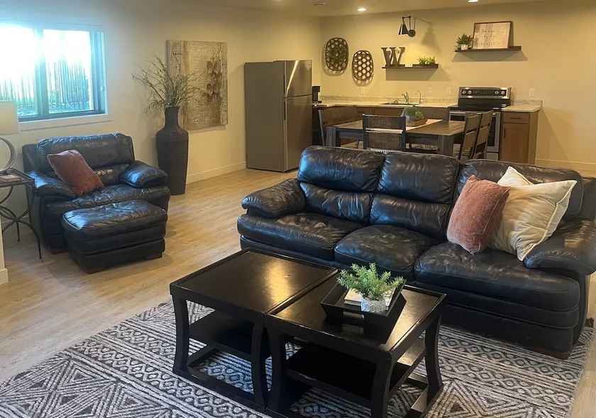 Modern, natural lit, 3 bedroom basement apartment - Image 1