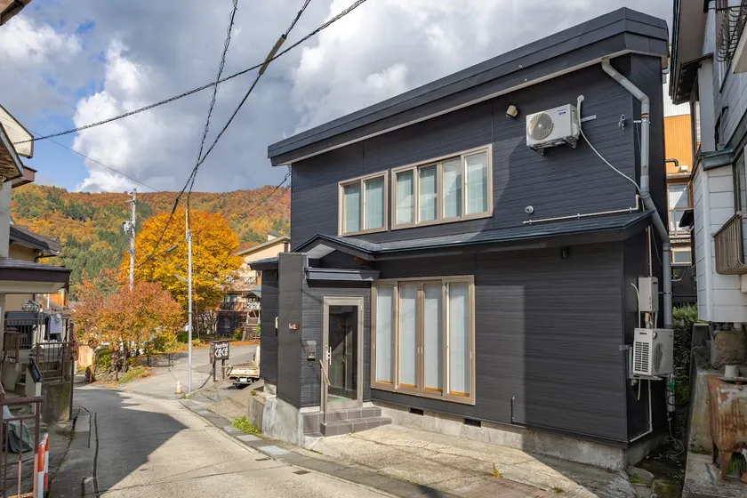 Weekend House (Calic House) *Free Amenities* Hot Pot Set *Accommodates up to 10 people *Nespresso Machine *No Smoking - Image 1