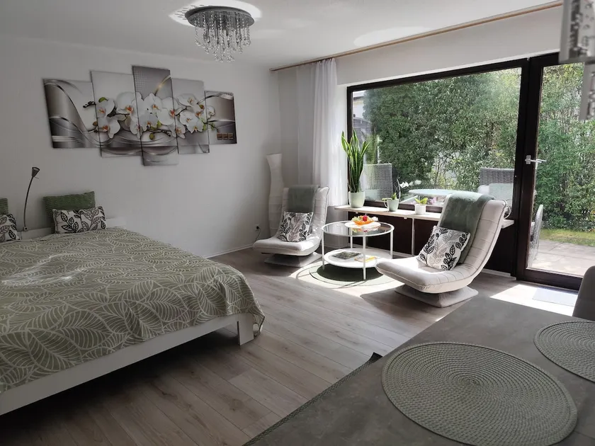 Cozy apartment with hot tub - Image 1