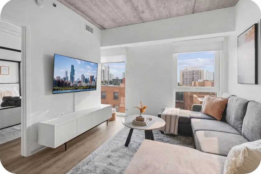 Breathtaking & Chic Oasis Loc in Desirable Old Twn - Image 1