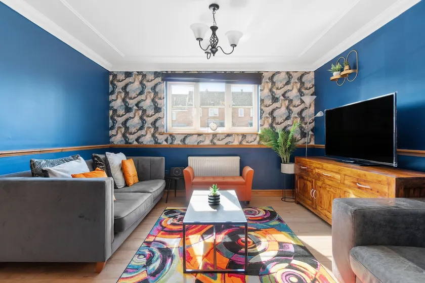 Detached House Ashford with Free Parking - Image 1