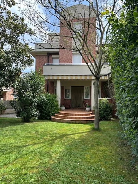 House garden, groups, 6 bedrooms, 10 min to Center - Image 1
