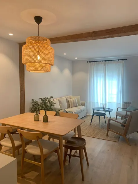 PH3 Elegant and Spacious in Downtown Santander - Image 1