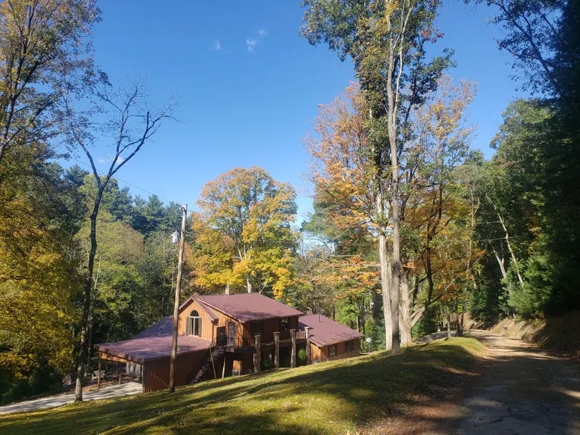 Whispering pines Lodge - Image 1