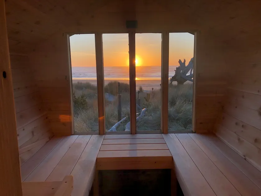 Surf Rider: beach front w/ sauna and hot tub - Image 1