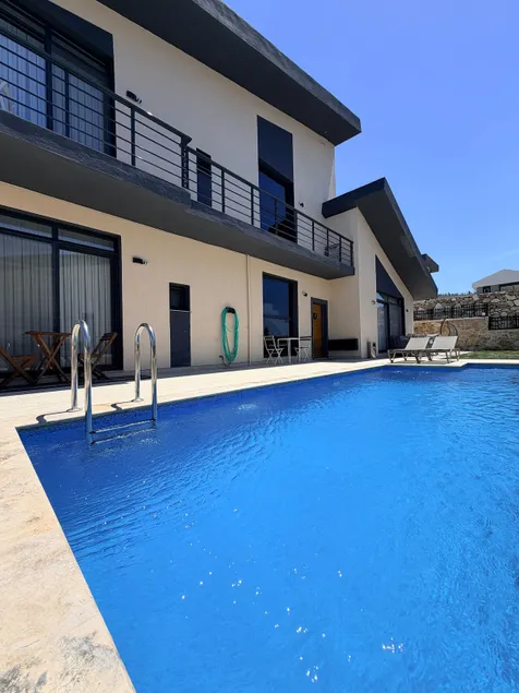 Mila Villa Foçaköy Tuzlu Su Havuzlu Müstakil Villa - Image 1