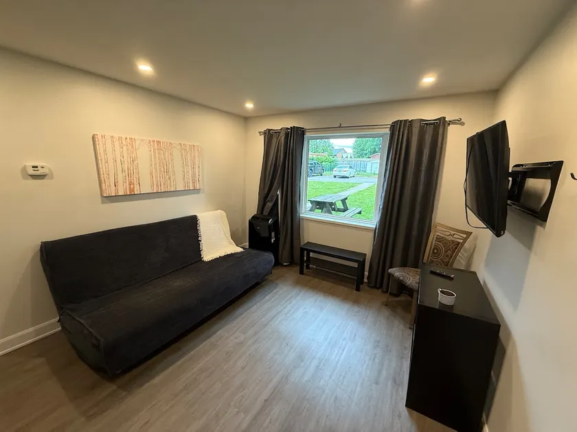 Falls Hideaway – Comfort & Convenience - Image 1