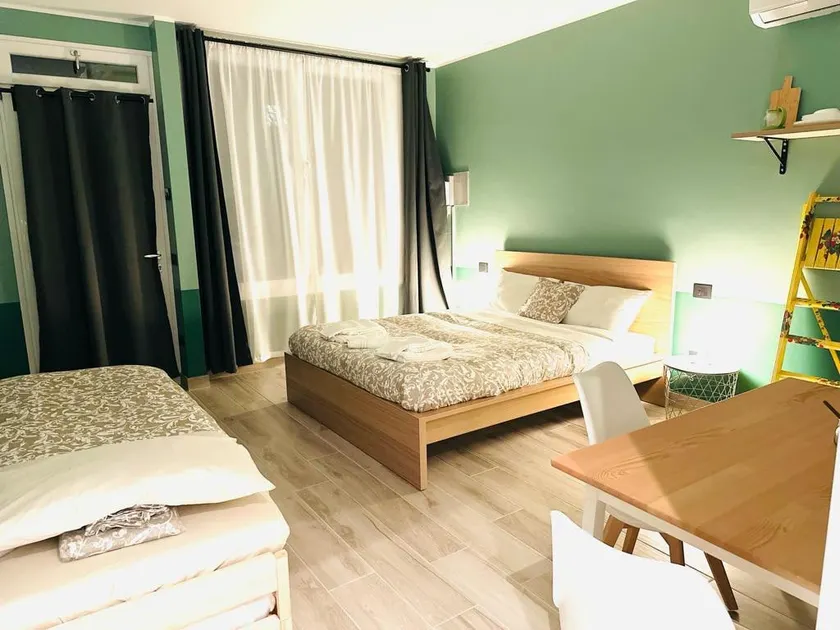Elegant and Comfortable Mini - Image 1