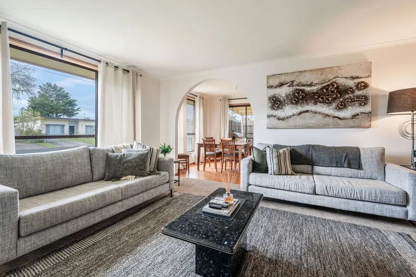 Solander's Retro Residence - Group Stay by the Beach - Image 1