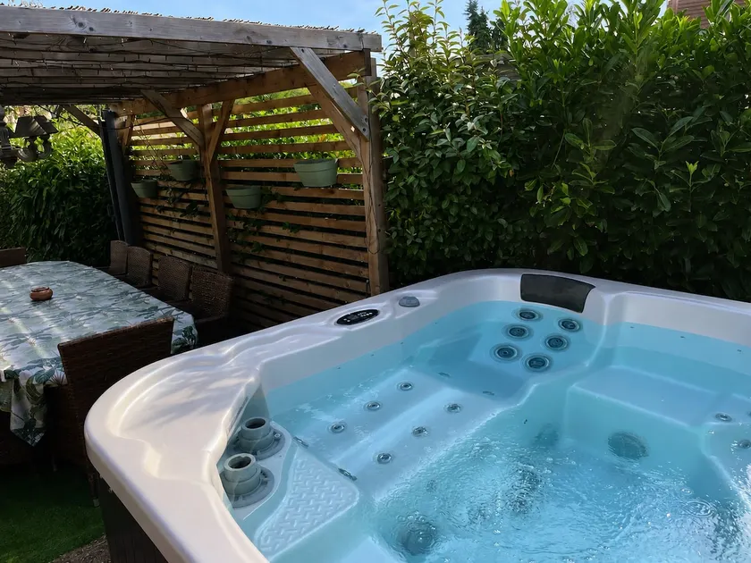 House for 9 people • Private Jacuzzi • A/C • Garden - Image 1