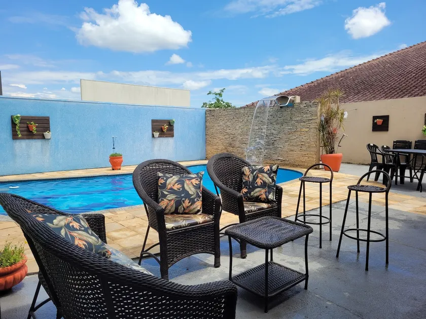 Spacious house with pool - Image 1
