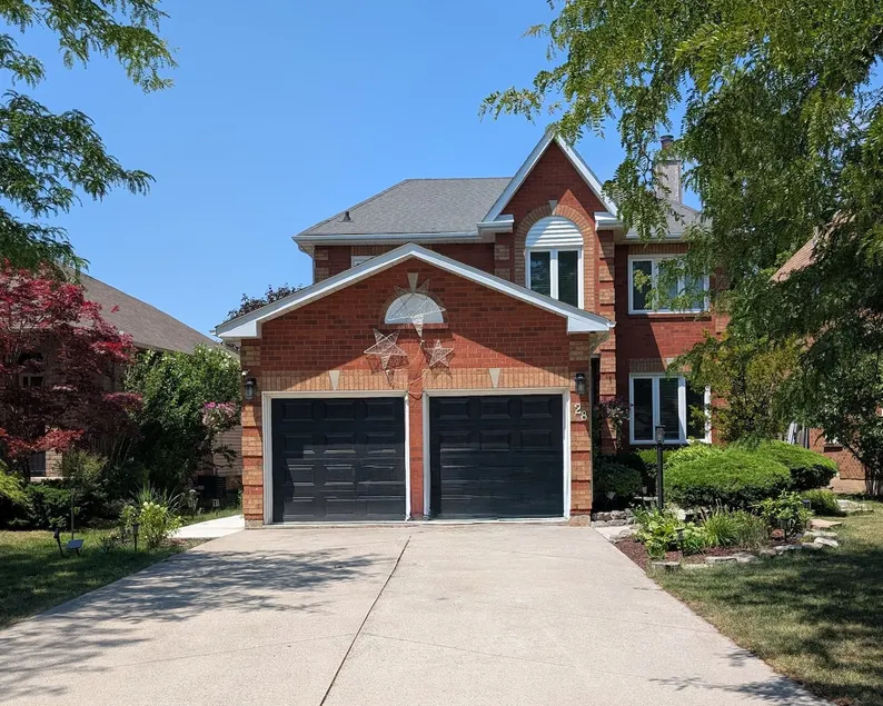 Lake-Walk House: 3BR Haven near Niagara & Toronto - Image 1