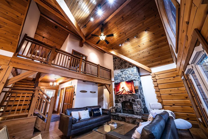 Luxury Lakefront Loghaus – Muskoka Family Retreat - Image 1