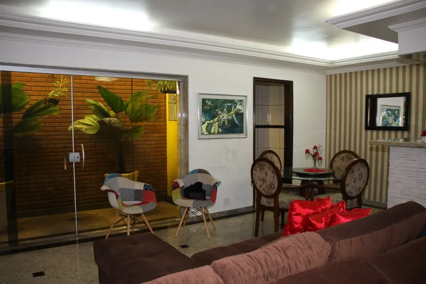 Spacious house ideal for family stays. - Image 1