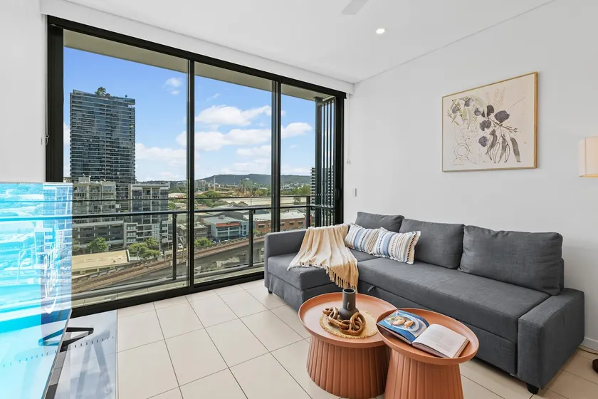 Southbank Apt King and Sofa Bed with Free Parking - Image 1
