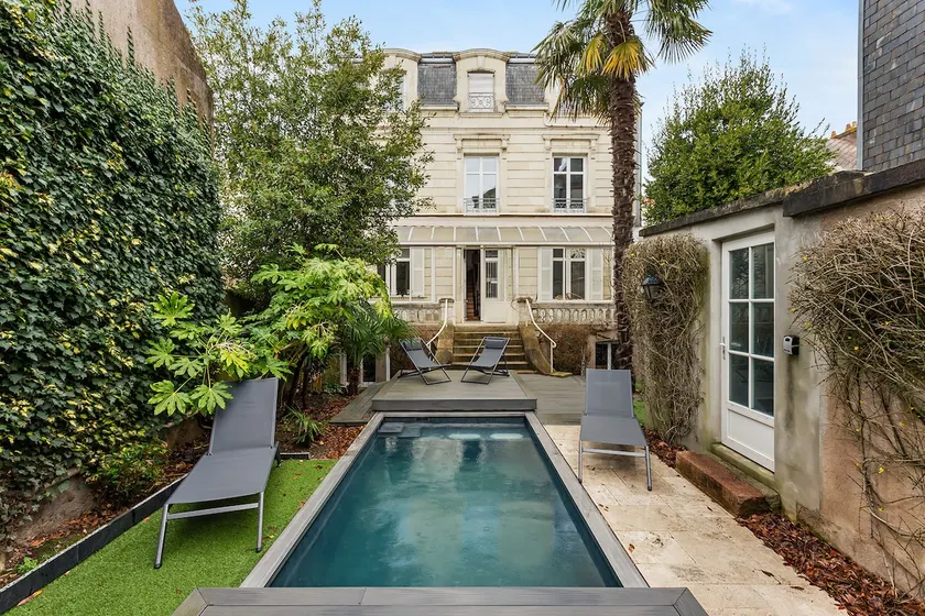 Downtown villa with heated pool - Image 1