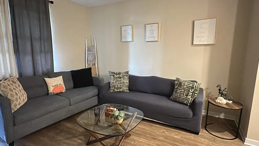 Students welcome private apartment - Image 1