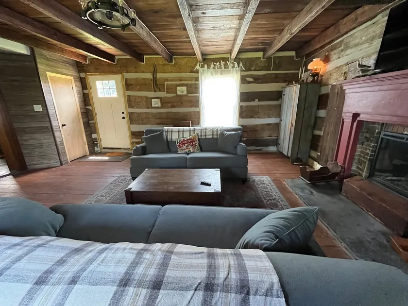 1800’s Historical Log Cabin Lexington KY - Image 1