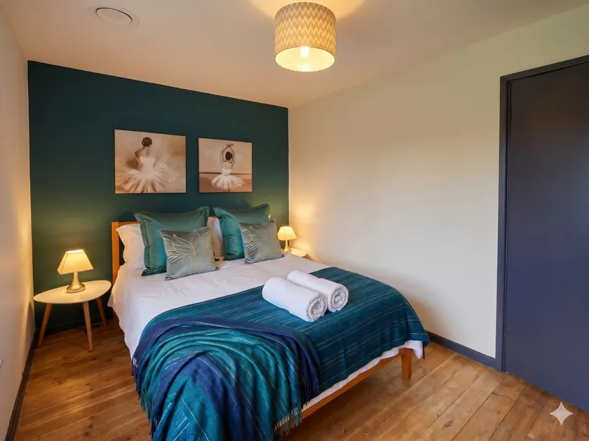 5 Bedroom villa, Oxford, 4-Free Parking spaces - Image 1