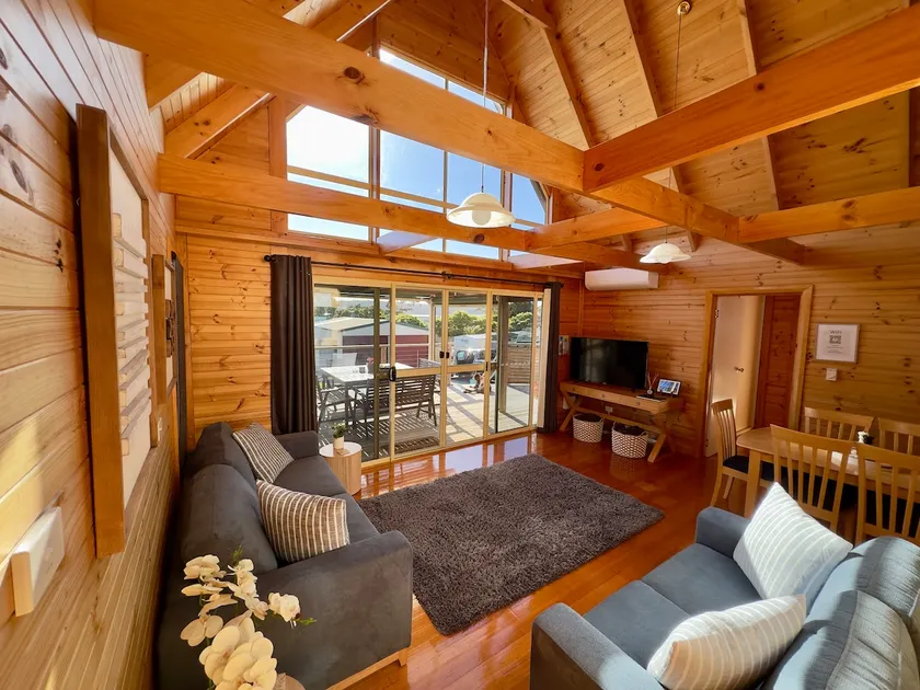 Sea Shack | Georges Bay Views, Pets & EV Charger - Image 1